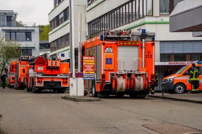 Stuttgart-Weilimdorf: Starke Rauchentwicklung im Keller sorgt fuer Feuerwehr Einsatz